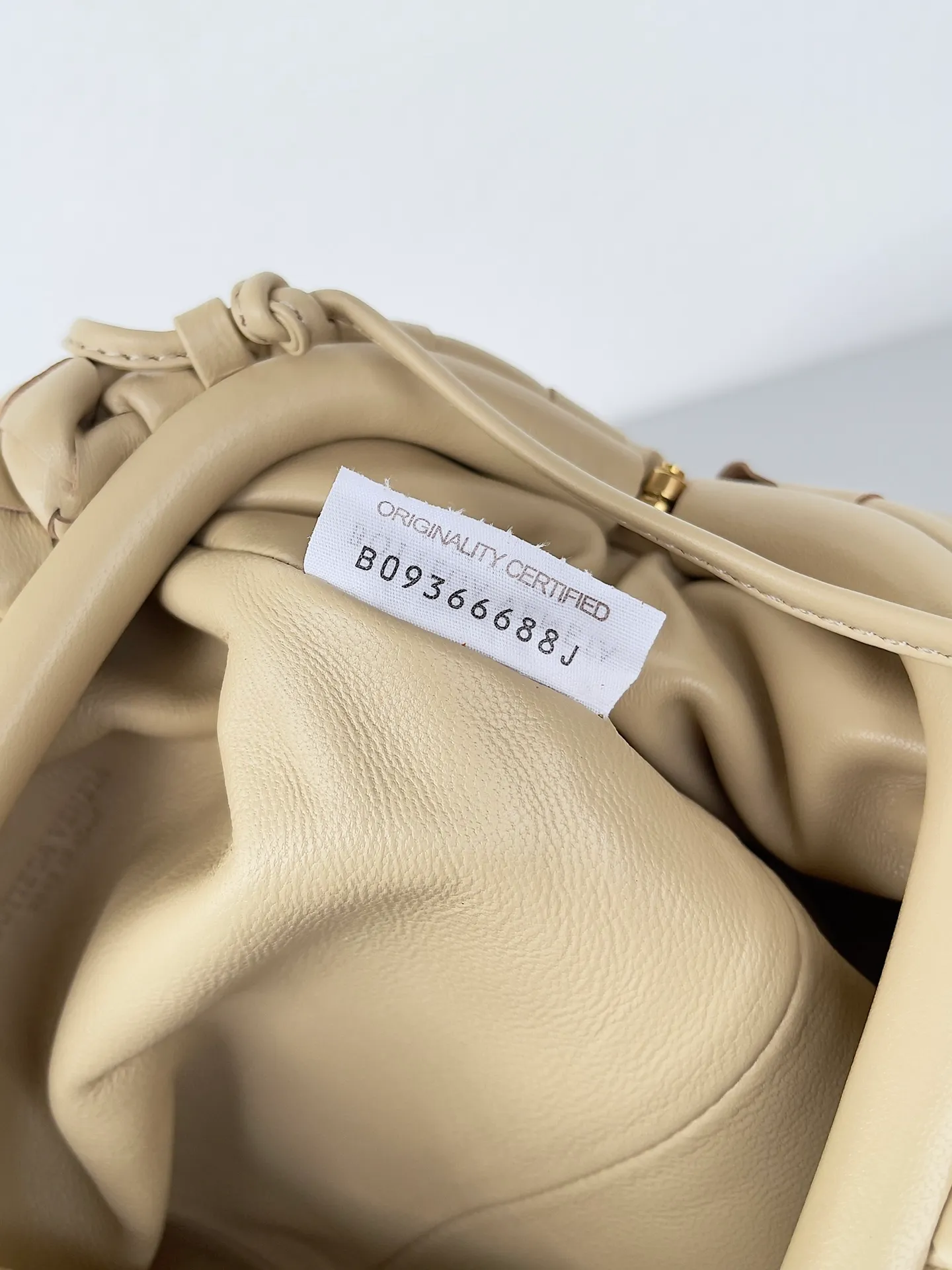 Batch 1260, ready to ship 𝗕𝗼𝘁𝘁𝗲𝗴𝗮 𝗩𝗲𝗻𝗲𝘁𝗮—[The pouch] King fried small size, beautiful, playful and cute , the imported sheepskin is very soft and comfortable, with a bit of a naughty and cool style, it will become your favorite in seconds. The small size can be held in hand or cross-body, so hurry up and get it❤️‍🔥❤️‍🔥 Color: Oatmeal Color: Size: 22*12*7